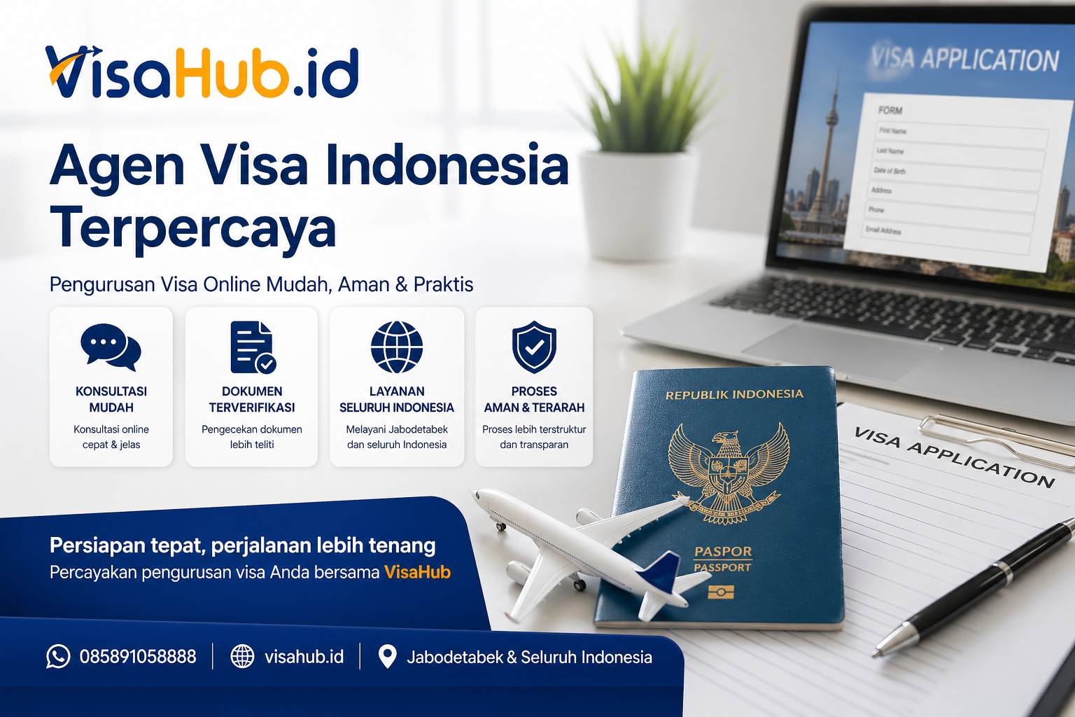 Konsultan VisaHub memeriksa dokumen untuk pengajuan e-paspor elektronik